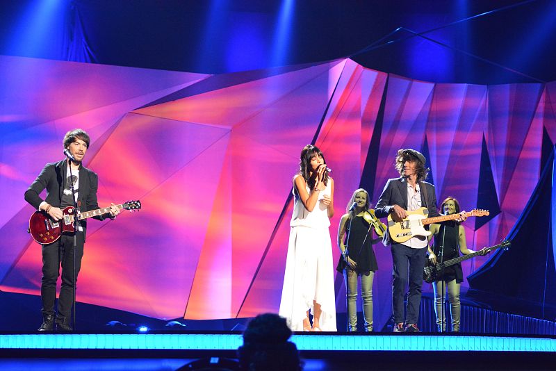 ESDM apenas han realizado tres pases de "Contigo hasta el final" y en ambos casos hemos apreciado algún cambio en la realización, sobre todo al inicio de la canción, en el que Raquel emerge de la oscuridad y se acerca poco a poco hacia la luz. En cu