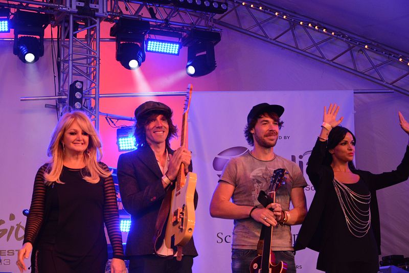 La gran Bonnie Tyler, posando junto a nuestros chicos.