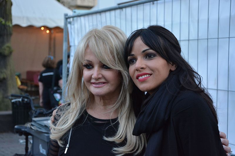 Raquel del Rosario, posando junto a Bonnie Tyler