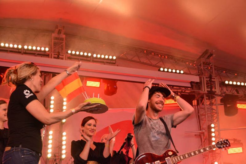  Uno de los momentos más graciosos de la tarde ha tenido lugar cuando todo el público ha cantado el cumpleaños feliz a David.