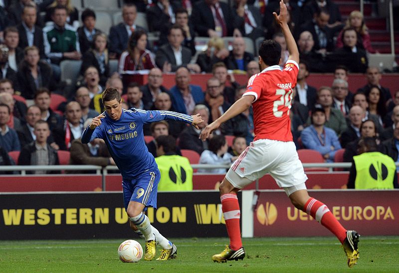 El delantero español Fernando Torres, del Chelsea, trata de superar al defensa argentino Ezequiel Garay, del Benfica