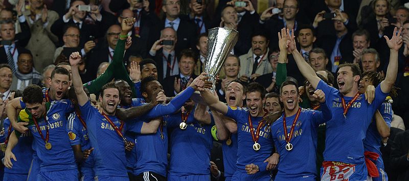 Los jugadores del Chelsea recogen el trofeo de campeones de la Europa League