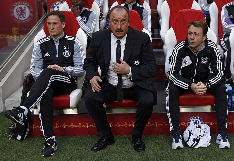 El entrenador del Chelsea, Rafael Benitez, en el banquillo del Amsterdam Arena