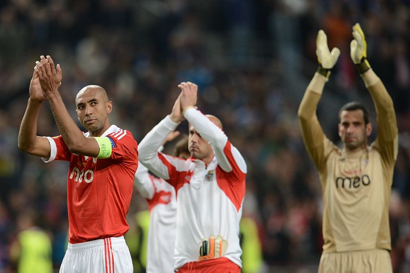 Los jugadores del Benfica, visiblemente abatidos tras la final