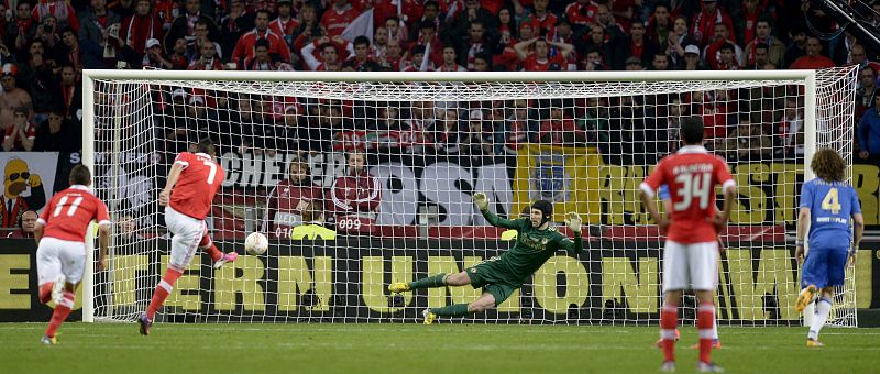 El paraguayo Cardozo anota de penalti el gol del Benfica ante el Chelsea