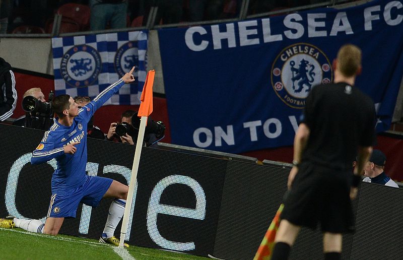 Fernando Torres celebra su gol contra el Benfica con aficionados ingleses