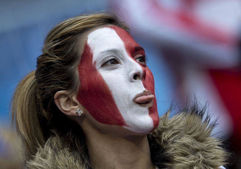 Una aficionada del Atlético, con la cara pintada en los aledaños del Bernabéu