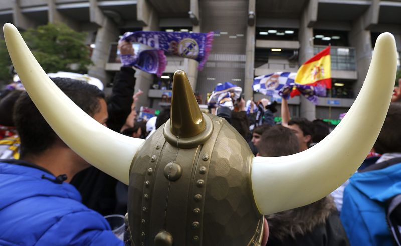 Un aficionado del Madrid, con un casco vikingo