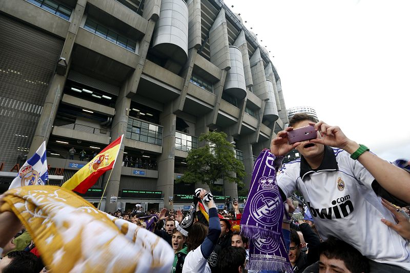 Aficionados del Madrid animan en los exteriores del estadio