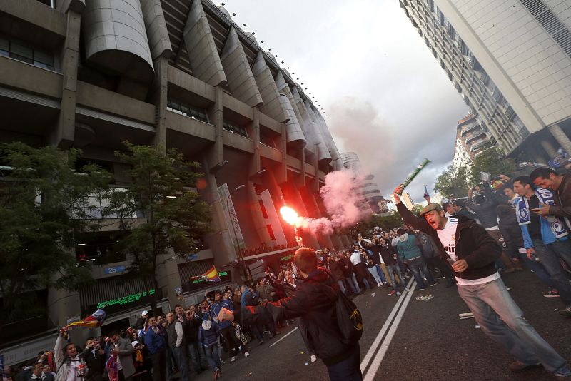 Aspecto que presenta esta tarde el exterior del estadio Santiago Bernabéu, en Madrid, horas antes del comienzo del partido