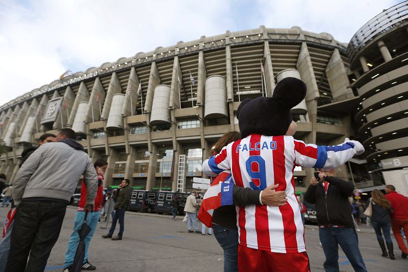 Varias personas se fotografían en el exterior del estadio Santiago Bernabéu, con predominio rojiblanco