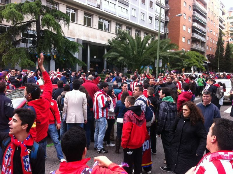 Los aficionados del Atlético se congregan en la zona acotada de los alrededores del Bernabéu