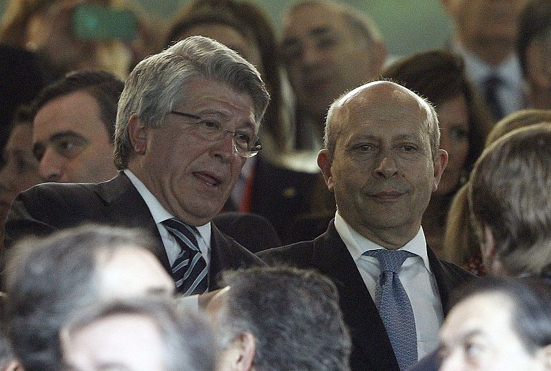 El presidente del Atlético de Madrid, Enrique Cerezo, conversa con el ministro de Educación, Cultura y Deporte, José Ignacio Wert