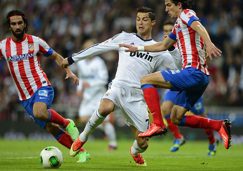 Cristiano Ronaldo trata de zafarse de la marca de Turan y Filipe