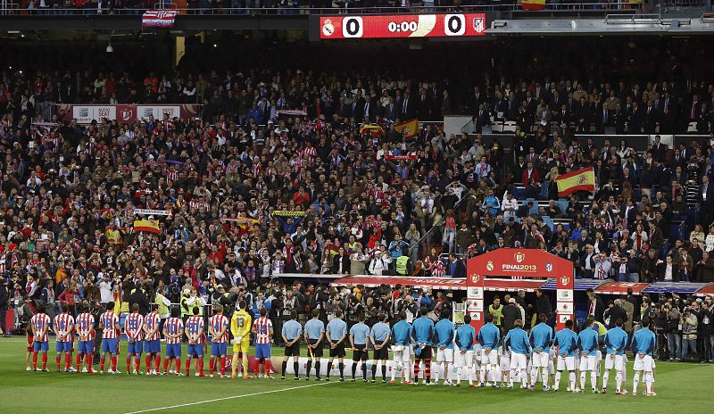 Las plantillas de Madrid y Atético posan momentos antes del inicio de la final