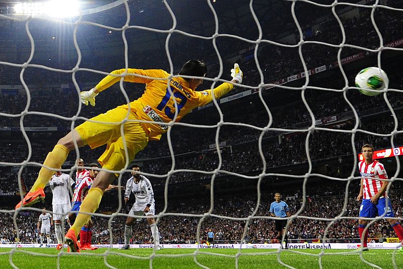 Momento en el que Cristiano Ronaldo bate a Thibaut Courtois para anotar el primer gol