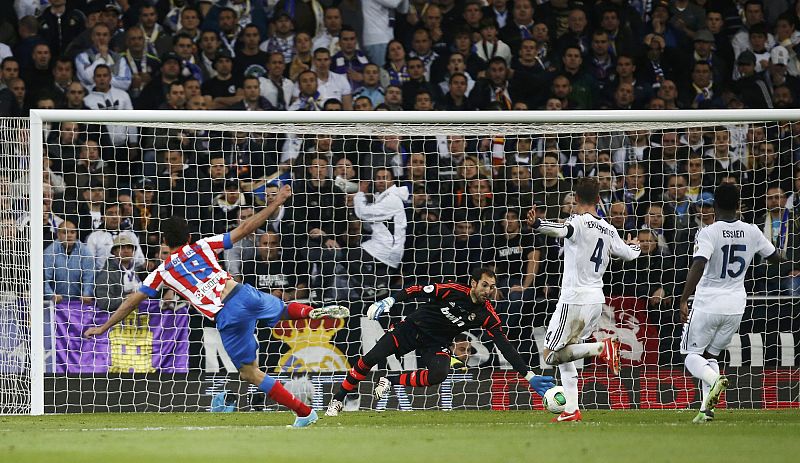 Momento en que Diego Costa bate a Diego López para anotar el 1-1 del partido