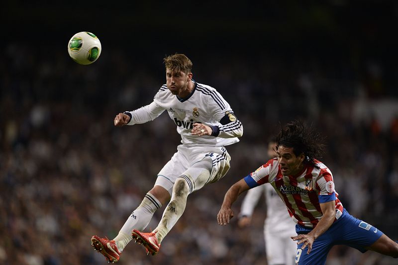Ramos despeja un balón ante la mirada de Falcao
