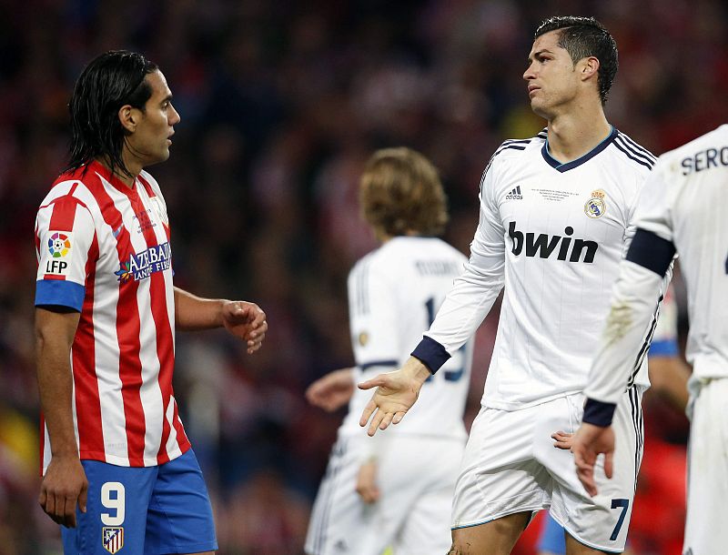 El delantero colombiano del Atlético de Madrid Radamel Falcao (i) y el delantero portugués del Real Madrid Cristiano Ronaldo