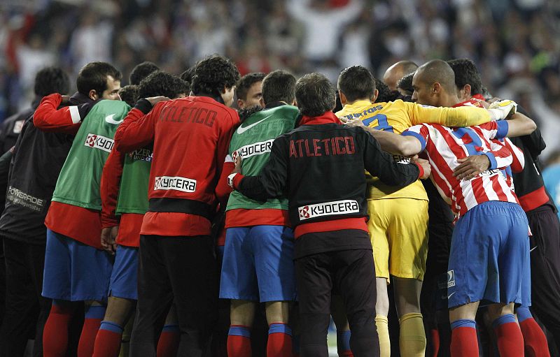 Los jugadores del Atlético de Madrid, tras terminar el tiempo reglamentario