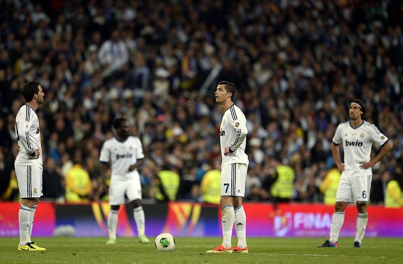 Los jugadores del Madrid, abatidos tras el segundo gol rojiblanco