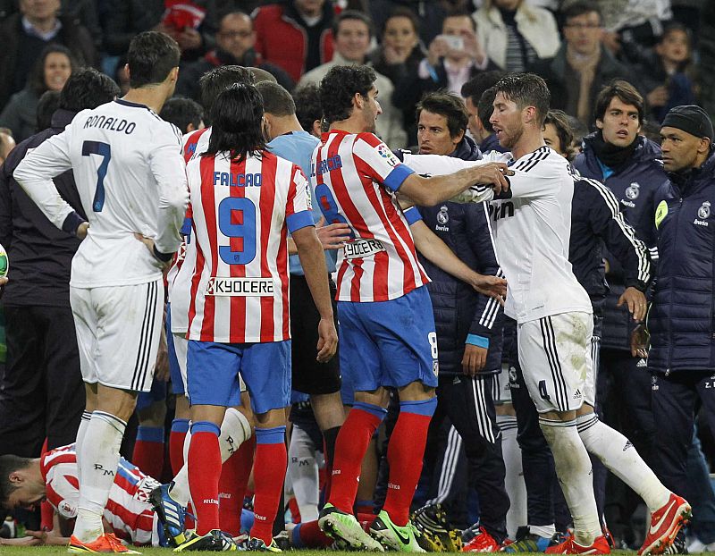 Tángana entre jugadores de Madrid y Atlético en un momento de la prórroga