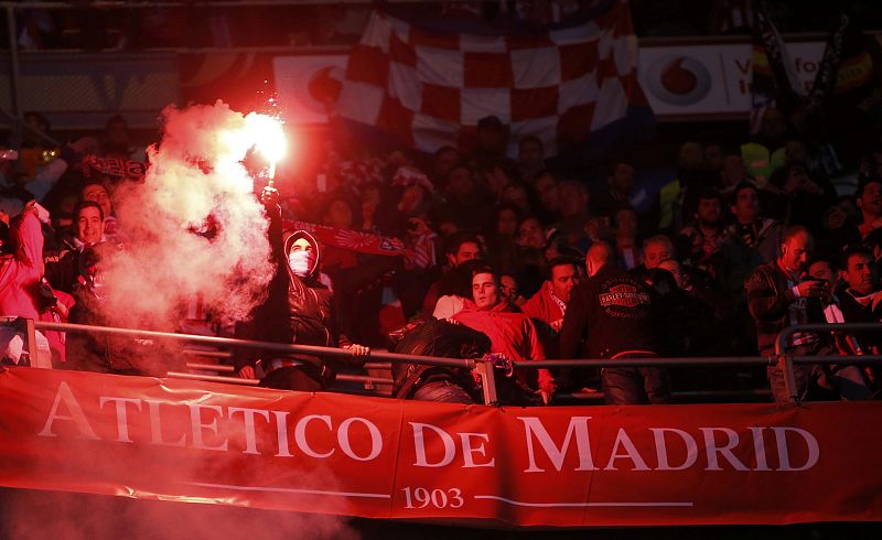 Una bengala en el sector de aficionados del Atlético