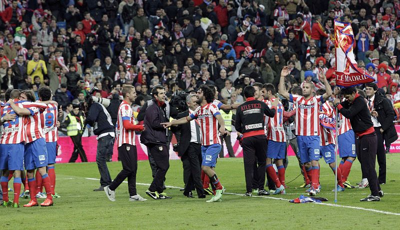 Los jugadores del Atlético celebran en el césped la victoria en la final