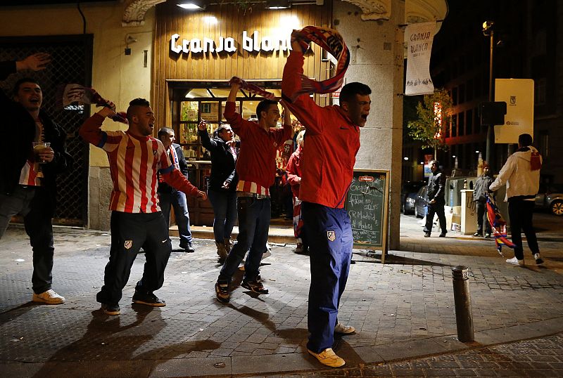 Aficionados salen a la calle celebrando el segundo gol del Atlético