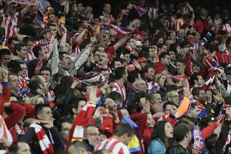 Aficionados del Atlético de Madrid celebran la consecución del segundo gol de su equipo ante el Real Madrid