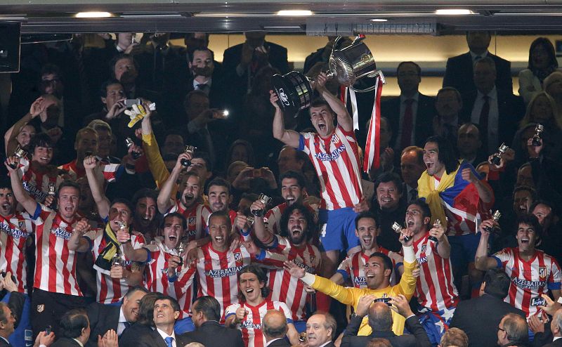 El capitán del Atlético, Gabi levanta el trofeo de la Copa del Rey, ganada al Real Madrid