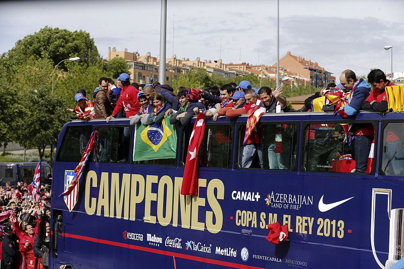 ATLÉTICO SALE DEL CALDERÓN PARA CELEBRAR LA DÉCIMA COPA DEL REY