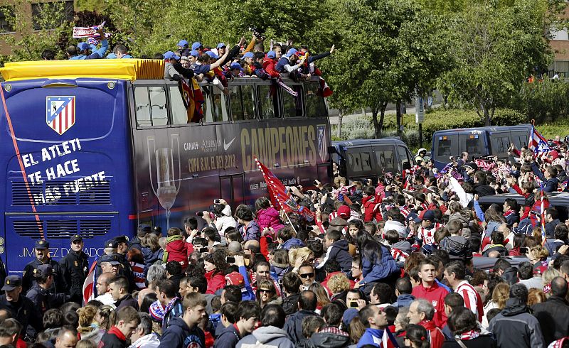 ATLÉTICO SALE DEL CALDERÓN PARA CELEBRAR LA DÉCIMA COPA DEL REY