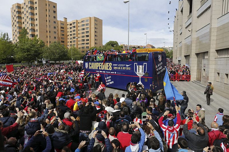 ATLÉTICO SALE DEL CALDERÓN PARA CELEBRAR LA DÉCIMA COPA DEL REY