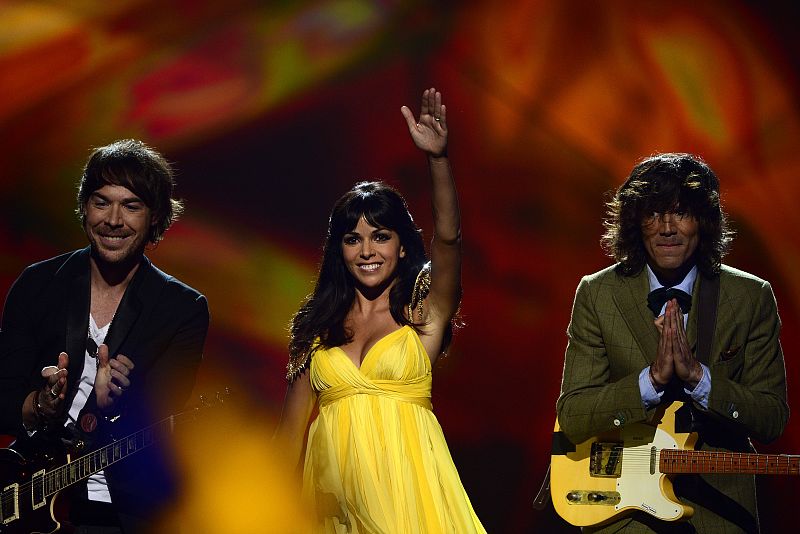 ESDM: Raquel, David y Juan saludan al público del Malmö Arena tras finalizar su actuación. Han dado una sorpresa y han terminado cantando la última frase del "Contigo hasta el final" en inglés