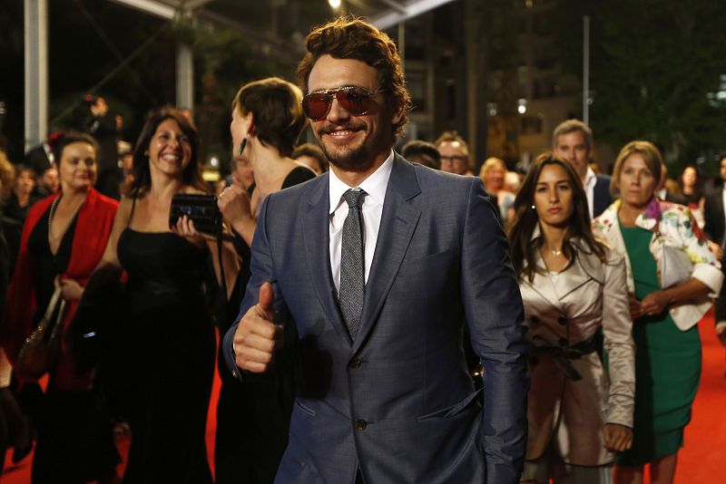 El actor y director James Franco saluda en su llegada a la proyección de la película "Borgman", de Alex van Warmerdam, en el festival de Cannes