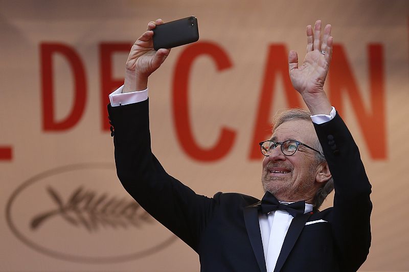 El director Steven Spielberg, presidente del jurado este año en Cannes, inmortaliza el momento con su teléfono móvil