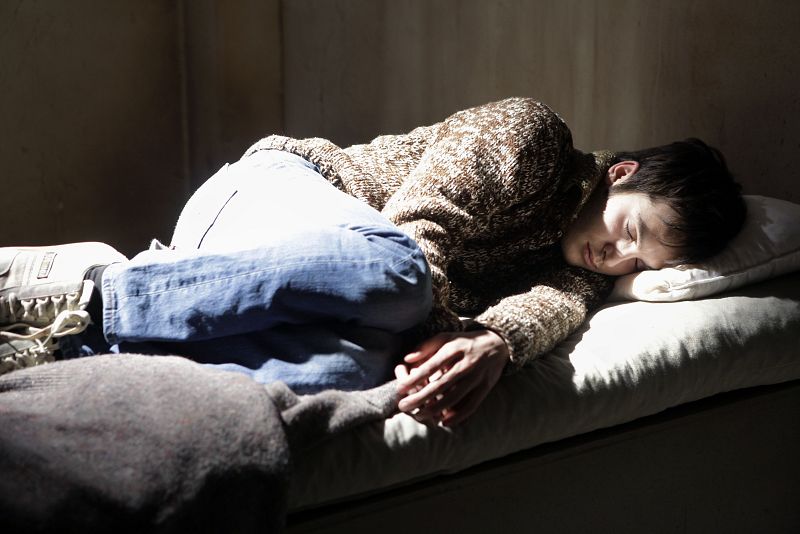 Carlos está más hundido que nunca. A punto de salir de la celda de castigo donde ha estado recluido, teme que al salir Salazar salde cuentas con él.