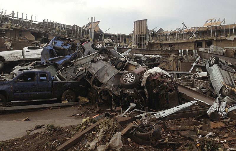 Coches volcados y edificios derruidos por el paso del tornado al sur de Oklahoma City, en Estados Unidos