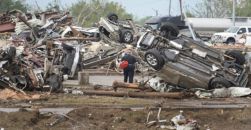 Coches volcados y edificios arrasados tras el paso de un tornado de la segunda máxima intensidad por la zona sur de Oklahoma