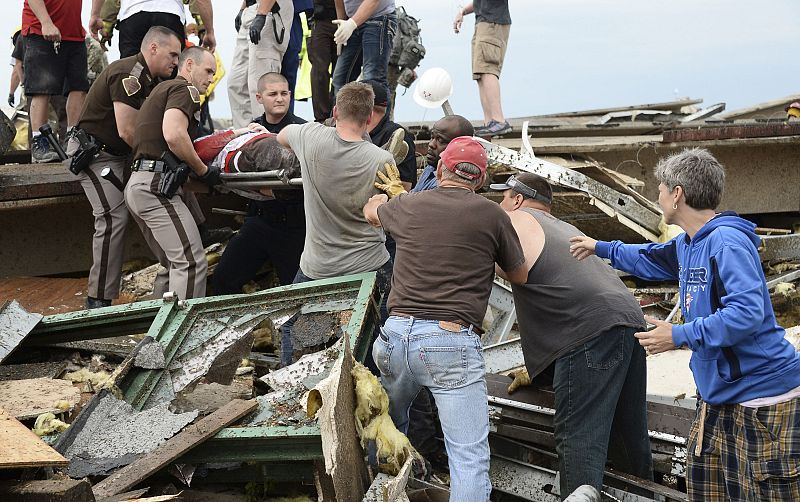 Operativos y ciudadanos cooperan en las labores de supervivientes al tornado de Oklahoma, que ha provocado decenas de muertes y desapariciones