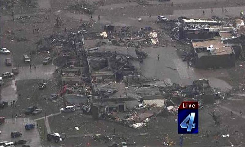 Imagen aérea de la zona afectada por el tornado de Oklahoma, captada por la cadena norteamericana KFOR-TV