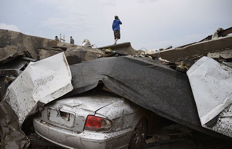 Unu coche aplastado por una estructura metálica tras el tornado de Oklahoma