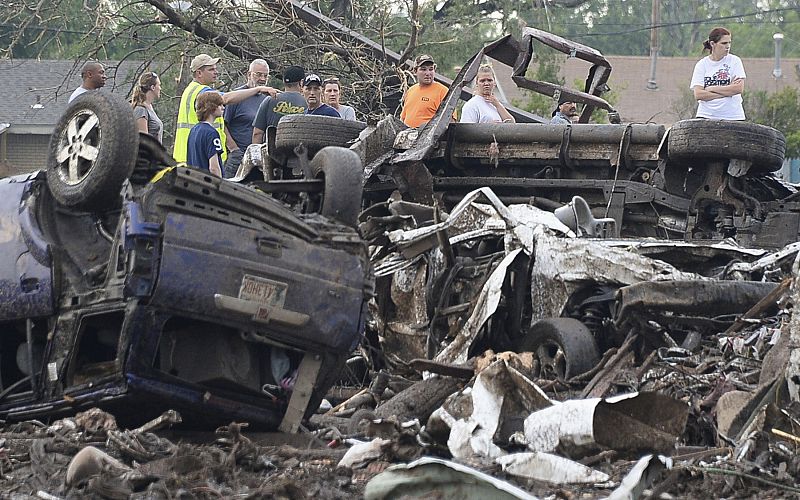 Labores de rescate y búsqueda de supervivientes entre los escombros en Oklahoma