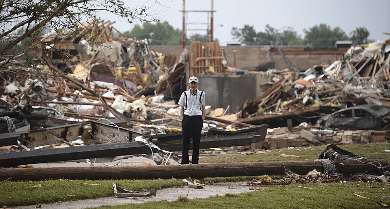 Un hombre permanece entre los escombros del desastre provocado por el tornado en Oklahoma