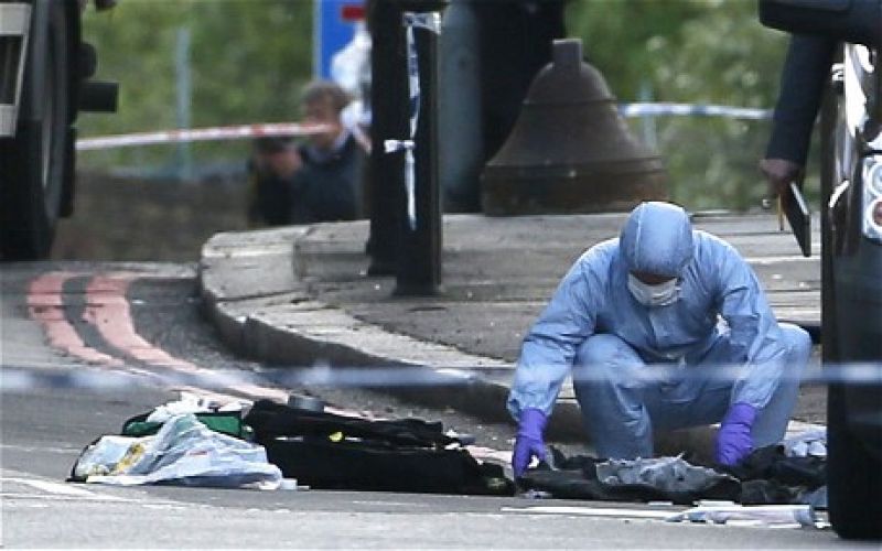 Los forenses toman muestras en la escena del crimen en Woolwich, Londres.