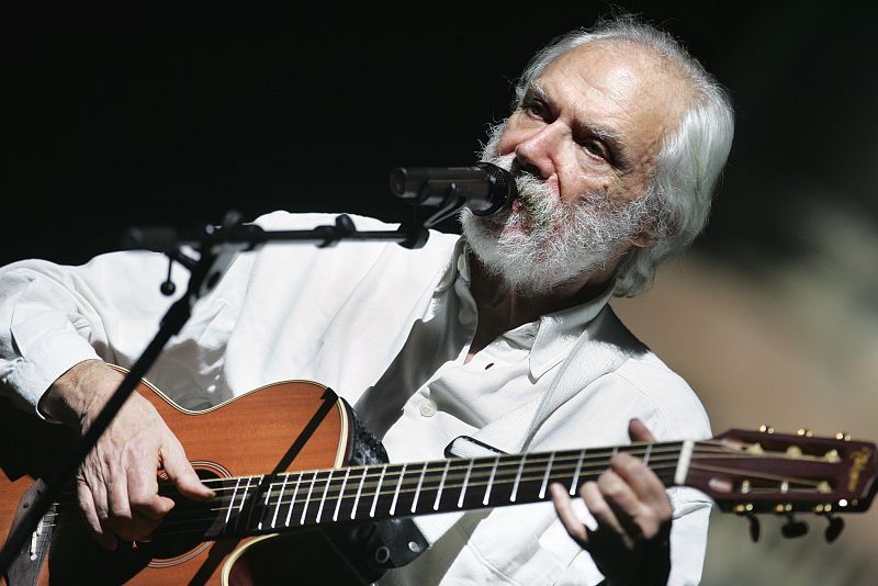 Moustaki, guitarra en mano, en un concierto en el Olympia Concert Hall en París, el 14 de febrero de 2005.