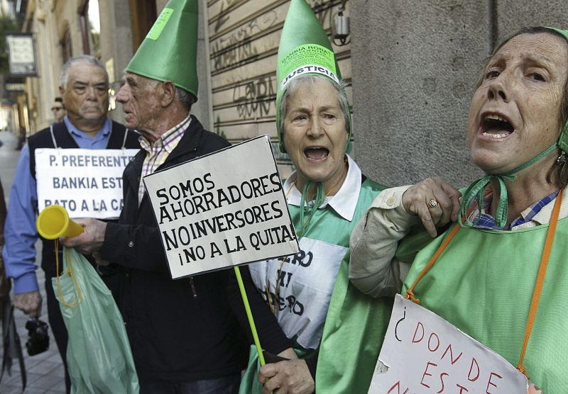 Afectados por las preferentes han recibido a los presidentes de los tres grandes bancos con protestas