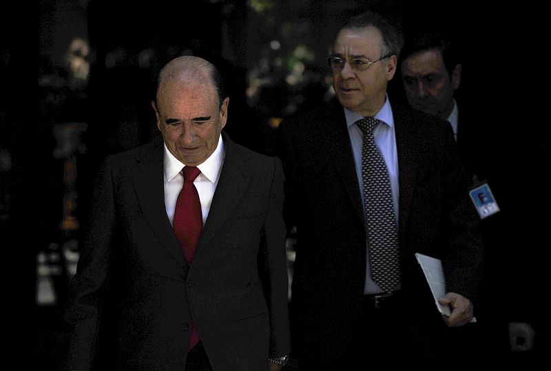 El presidente del Santander, Emilio Botín, a su salida de la Audiencia Nacional