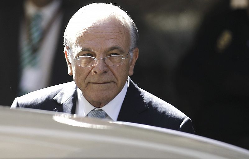 El presidente de CaixaBank, Isidro Fainé, justo antes de entrar en el coche